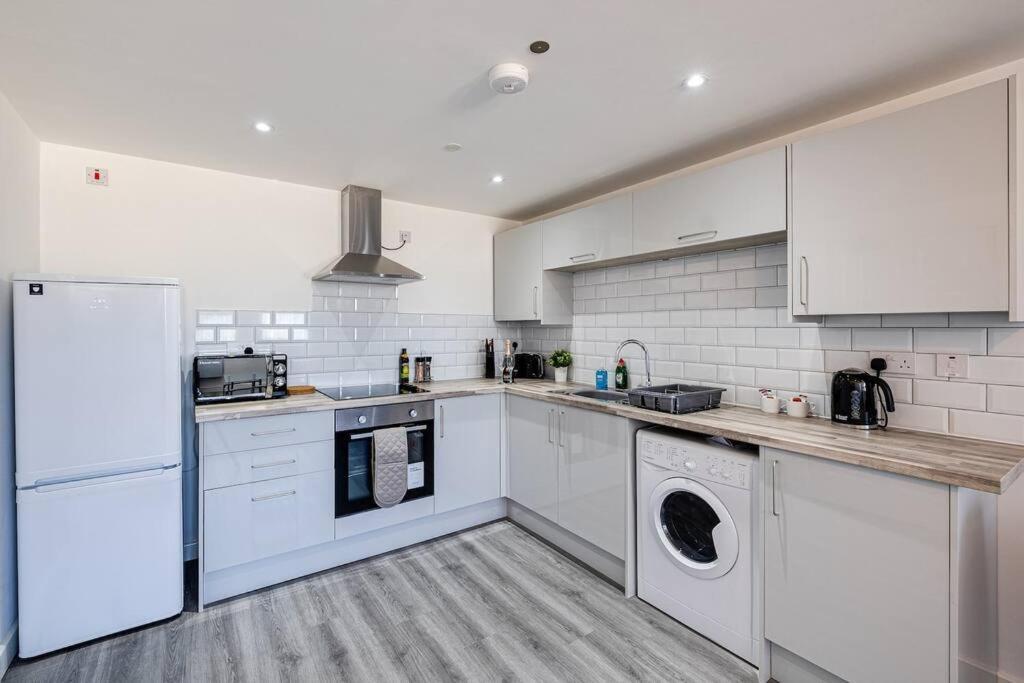 Entire 1 Bed Apt In The Centre Of Стокпорт Екстериор снимка